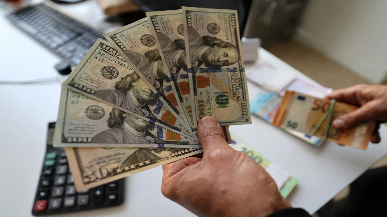 الدولار يتراجع أمام الين وسط مخاوف من تدخل الحكومة اليابانية